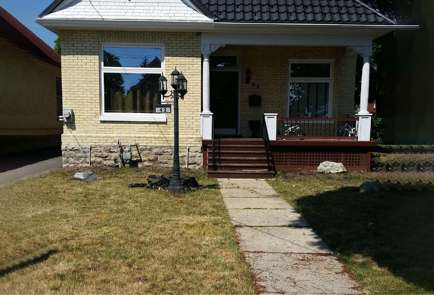 small house with dying lawn and no plant or trees